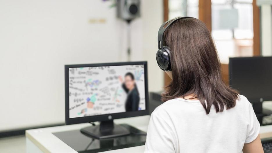 El SESCAM podrá donar material, dispositivos y productos sanitarios, así como equipos de tecnología médica a la Consejería de Educación, Cultura y Deportes para su utilización en la impartición de enseñanzas, como Electromedicina, Higiene Bucodental, Bioingeniería, Biotecnología, Biomecánica y otras materias relativas a tecnología sanitaria.