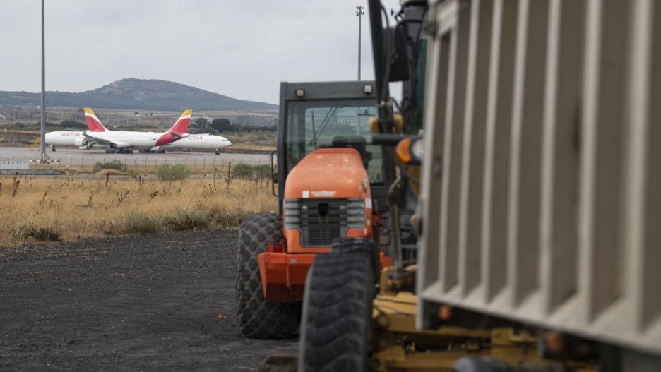 Máquinas en las inmediaciones del aeropuerto de Ciudad Real, a 15 de octubre de 2024.