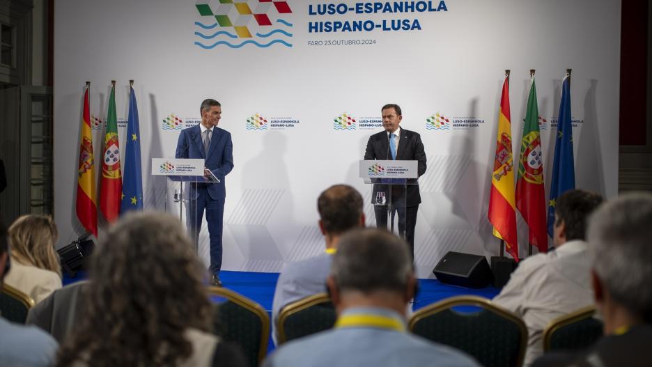 El presidente del Gobierno, Pedro Sánchez, y el primer ministro de la República Portuguesa, Luís Montenegro, intervienen durante la XXXV Cumbre Hispano-Lusa.