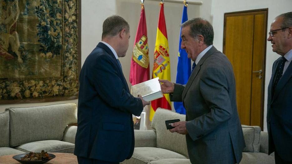 El fiscal superior de Castilla-La Mancha, Emilio Fernández, junto al presidente de Castilla-La Mancha, Emiliano García-Page.