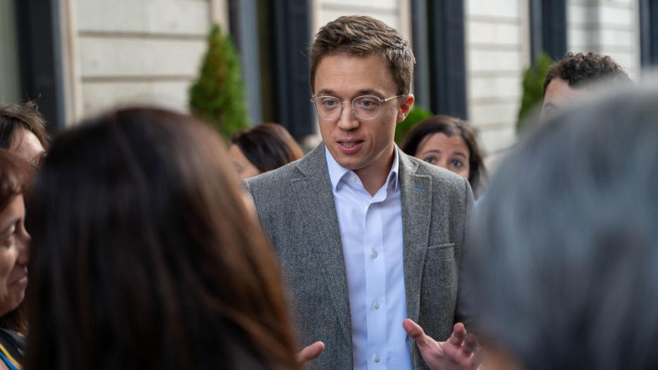 MADRID, 22/10/2024.- El diputado de Sumar Íñigo Errejón conversa en el exterior en el marco del Pleno del Congreso de los Diputados celebrado este martes, en Madrid. EFE/ Fernando Villar