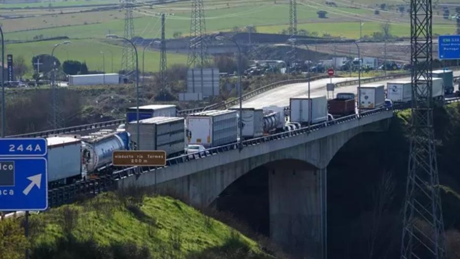 Camiones parados en una carretera.

MANUEL LAYA / EUROPA PRESS
24/10/2024