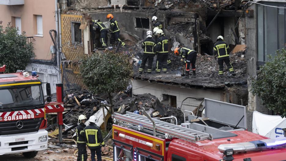 Santander, 26 oct (EFE).- Bomberos de Santander recuperan el cuerpo sin vida de una persona entre los escombros del edificio que se ha derrumbado este sábado por una explosión, en el barrio de La Albericia, de Santander. EFE/ Pedro Puente Hoyos