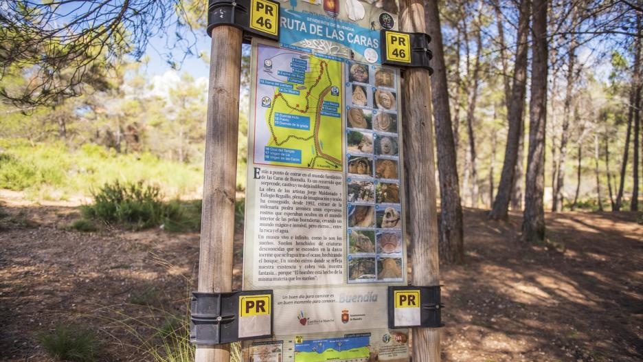 Cartel que señaliza la Ruta de las Caras,