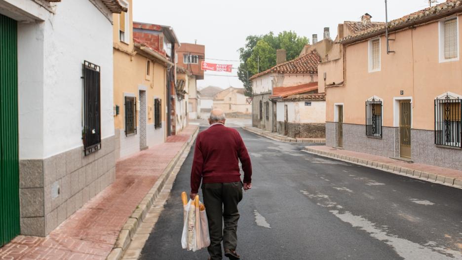 (Foto de ARCHIVO)
Un vecino de la mitad par de la calle Murcia, a 28 de mayo de 2023, en Pozo Cañada, Albacete, Castilla-La Mancha (España). Hoy, 28M, se celebran elecciones municipales en un total de 8.131 ayuntamientos y elecciones autonómicas en 12 comunidades autónomas y en las ciudades autónomas de Ceuta y Melilla. En la calle Murcia de Pozo Cañada (Albacete), los vecinos de una acera votan al alcalde de este municipio, y los de la otra, al de Chinchilla de Montearagón. Esta calle divide las dos localidades, una de las aceras pertenece a Pozo Cañada, pero en la de enfrente se puede observar el letrero de Pozobueno, una pedanía que forma parte de Chinchilla de Montearagón. Esta situación se produce desde el siglo XVIII, en el año 1745, como consecuencia del aumento que registró el término municipal de Albacete. Desde entonces, esta situación se ha venido repitiendo en cada cita electoral y esto ha vuelto a ocurrir de cara a las elecciones autonómicas y municipales.

Víctor Fernández / Europa Press
28 MAYO 2023;ELECCIONES;VOTO;RURAL;28M;28-M;CAMPO;PUEBLO;DESPOBLACIÓN
28/5/2023