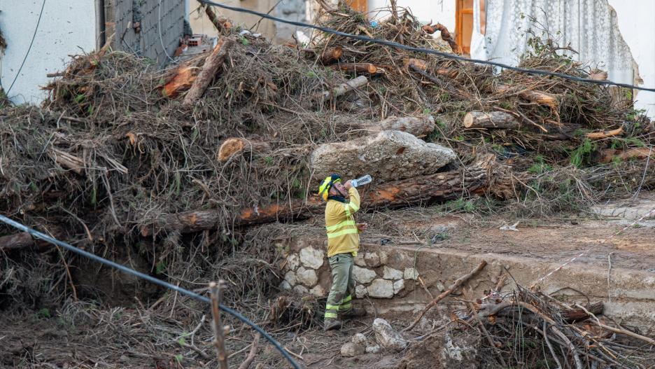 Varios servicios de emergencia trabajan en Letur.