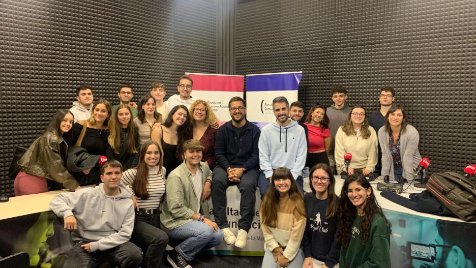 Los alumnos de la Facultad de Comunicación de Cuenca de la UCLM que participan en "El Ágora" junto a Juanma Lorente y Fran Murcia, coordinadores de la iniciativa.