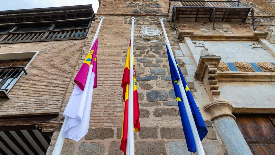 Banderas a media asta en las Cortes de Castilla La Mancha, Toledo. El Gobierno de Castilla-La Mancha decretó luto oficial en la región durante tres días, en memoria y recuerdo de las personas fallecidas por las consecuencias de la dana. EFE/Ángeles Visdómine