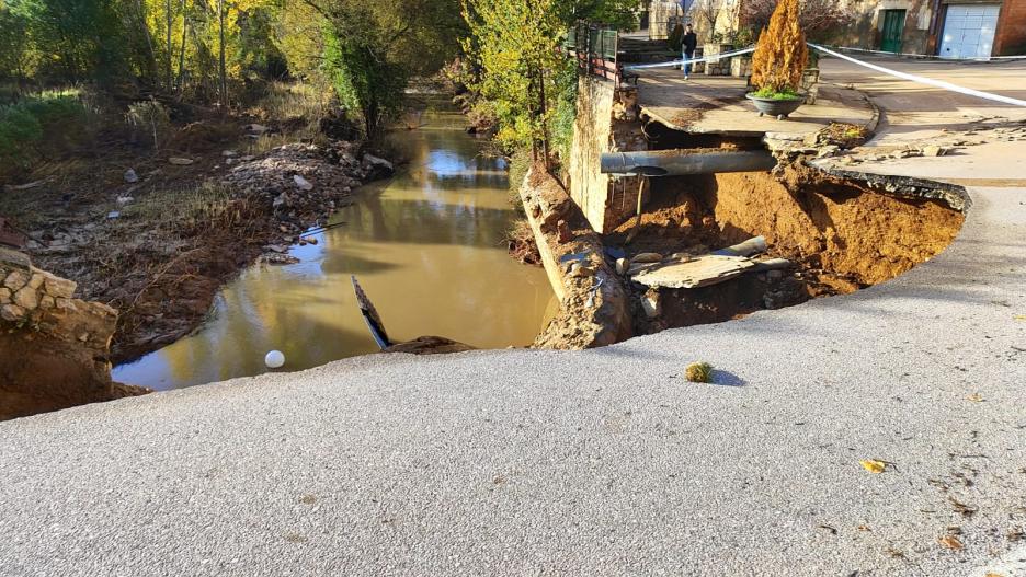 Puente parcialmente destrozado tras las lluvias. Es una de las principales entradas a Landete