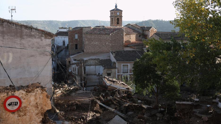 Vista de Letur (Albacete) este jueves donde continúan las labores de desescombro y la búsqueda de los desaparecidos tras el paso de la Dana. Castilla-La Mancha intenta recuperarse de los efectos de las inundaciones, que ha provocado la muerte de dos personas en la comunidad. EFE/ Ismael Herrero