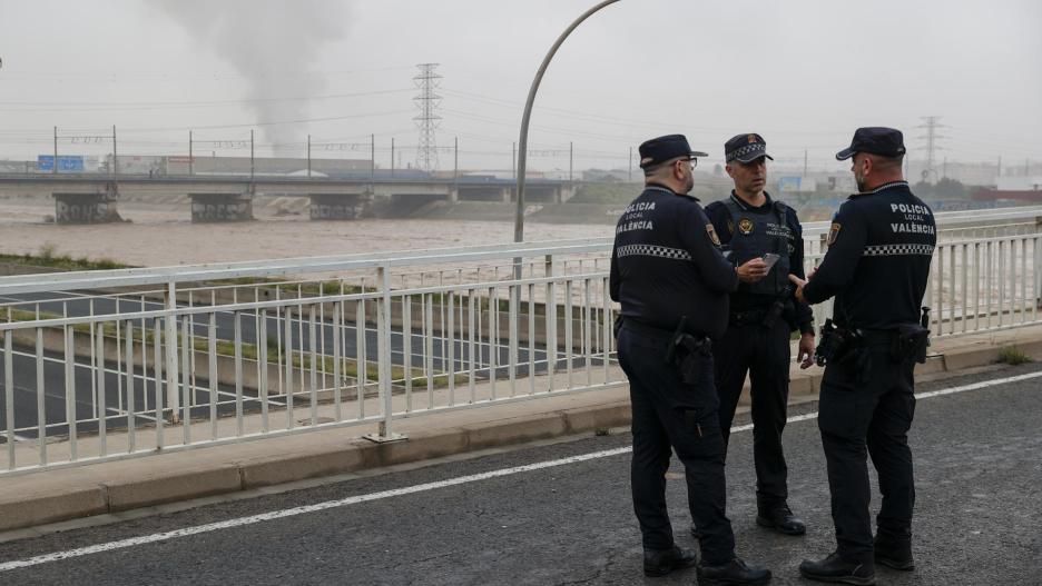 GRAFCVA3832. VALENCIA, 30/10/2024.- Agentes de la Policía Local mantienen cortado el puente de acceso sobre el nuevo cauce del Turia al barrio de La Torre de Valencia, uno de los barrios periféricos de la zona sur que sufre inundaciones a causa de las fuertes lluvias de las últimas horas. EFE/Manuel Bruque