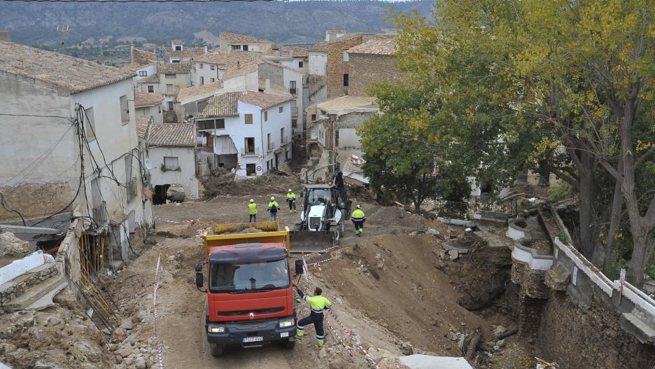 Operarios preparan el terreno para mejorar el acceso a la zona más afectada de Letur, en la provincia de Albacete, este sábado. EFE/ Manu