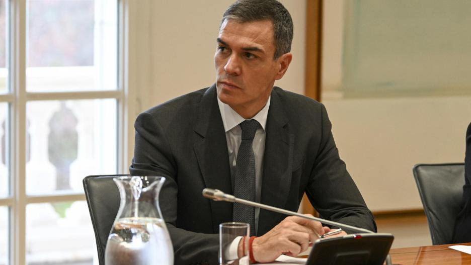 MADRID, 02/11/2024.- El presidente del Gobierno, Pedro Sánchez, preside el Comité de crisis para el seguimiento de los efectos de la dana, este sábado en la Moncloa. EFE/Pool Moncloa/ Borja Puig De La Bellacasa - SOLO USO EDITORIAL/SOLO DISPONIBLE PARA ILUSTRAR LA NOTICIA QUE ACOMPAÑA (CRÉDITO OBLIGATORIO) -