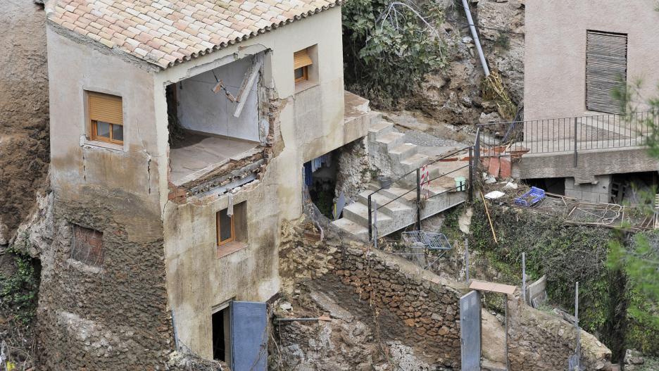 LETUR (ALBACETE), 03/11/2024.- Estado en el que ha quedado la vivienda de la mujer cuyo cadáver ha sido encontrado y desde donde fue arrastrada por la corriente de agua, este domingo en Letur. EFE/Manu