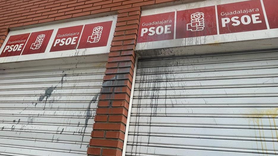 Así ha quedado la fachada del PSOE de Guadalajara.