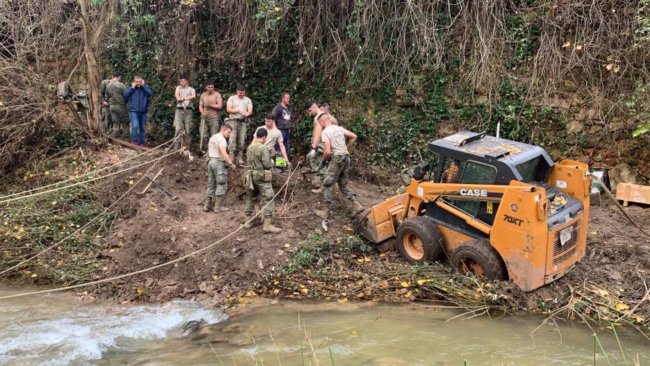 Militares trabajan en Landete.