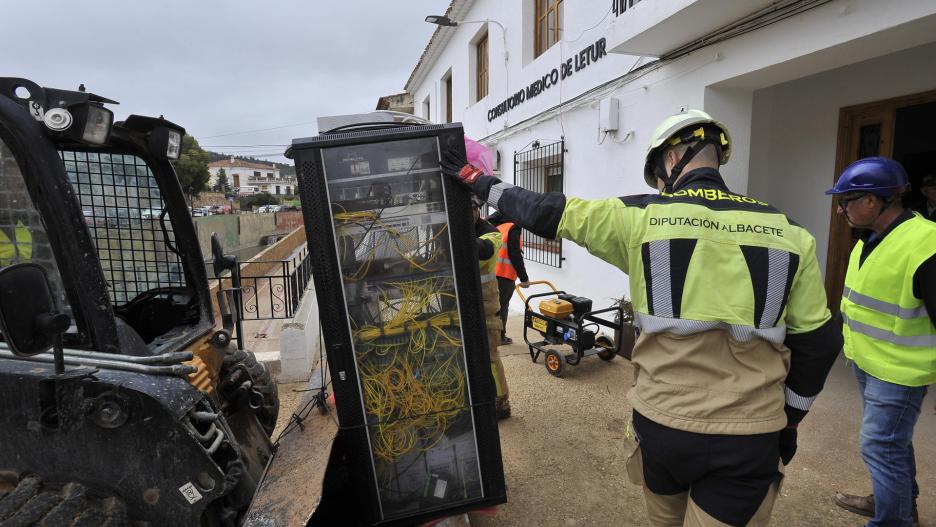 LETUR (ALBACETE), 04/11/2024.- Un bombero junto a los cables de fibra que van a ser instalados en el Centro Médico de Letur, este lunes. Continúa la búsqueda de cuatro personas desaparecidas en Letur (Albacete) tras la riada del martes 29 de octubre, mientras que el Gobierno de Castilla-La Mancha constituye la comisión de coordinación para la reconstrucción de este municipio albacetense, gravemente afectado por la DANA.EFE/ Manu