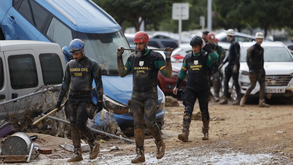 Efectivos del Grupo Especial de Actividades Subacuáticas (GEAS) de la Guardia Civil participan en las labores de búsqueda de desaparecidos en la localidad de Paiporta este sábado. EFE/ Biel Aliño