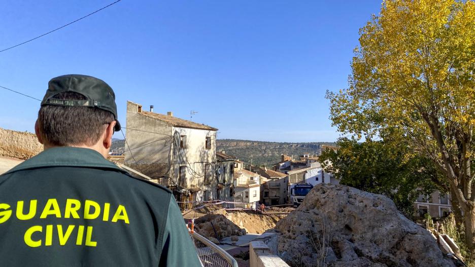 El dispositivo de búsqueda que trabaja en Letur (Albacete) para localizar a cuatro personas que están desaparecidas desde el 29 de octubre por las intensas lluvias y la riada han encontrado restos humanos en la zona de Las Ramblas. EFE/Dolores Carcelén