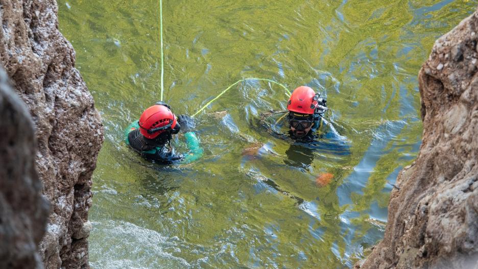 (Foto de ARCHIVO)
Dos guardias civiles del Grupo Especial de Actividades Subacuáticas (GEAS) trabajan en la búsqueda de desaparecidos en una zona afectada por la DANA, a 31 de octubre de 2024, en Letur, Albacete, Castilla-La Mancha (España). El dispositivo de unos 150 efectivos que trabajan en la búsqueda de las cinco personas desaparecidas en el municipio de Letur tras la riada provocada por la DANA ha reanudado a primera hora de hoy las tareas, que se centran principalmente en peinar la zona del cauce natural del arroyo que se desbordó el pasado 29 de octubre y donde el agua subió hasta diez metros por encima de su nivel habitual. Ayer, 30 de octubre, se halló el cuerpo sin vida de una mujer.

Víctor Fernández / Europa Press
31 OCTUBRE 2024;RIADA;DANA;ARROYO;DESBORDADO;DESAPARECIDOS
31/10/2024