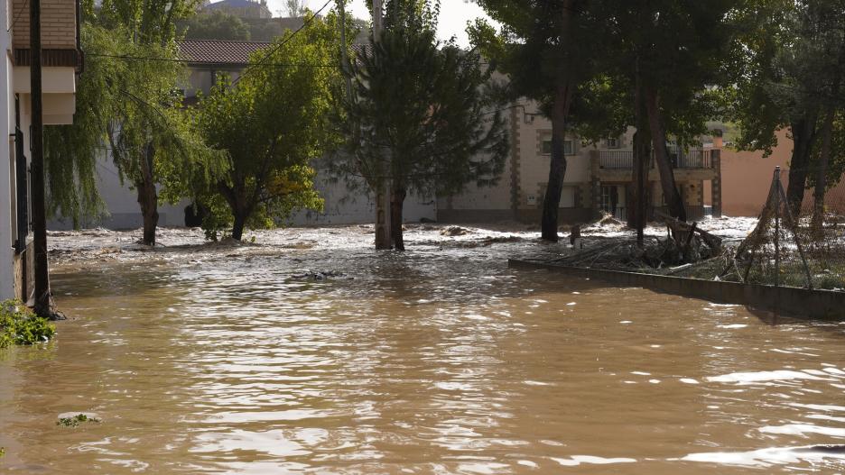 (Foto de ARCHIVO)
Efectos de la riada, a 30 de octubre de 2024, en Mira, Cuenca, Castilla-La Mancha (España). Se ha producido una inundación en el municipio conquense de Mira debido a las intensas lluvias caídas, que han provocado el desbordamiento del río. La Unidad Militar de Emergencias (UME) ha actuado en el municipio junto con los bomberos y la Guardia Civil, y ha rescatado a una treintena de personas que estaban en los tejados de sus casas y a otra veintena de vecinos atrapados en viviendas. Una mujer de 88 años ha fallecido al quedar atrapada en su casa, convirtiéndose en la primera persona fallecida en Castilla-La Mancha debido al temporal.

Europa Press / Europa Press
30 OCTUBRE 2024;DANA;RIADA;RÍO;
30/10/2024