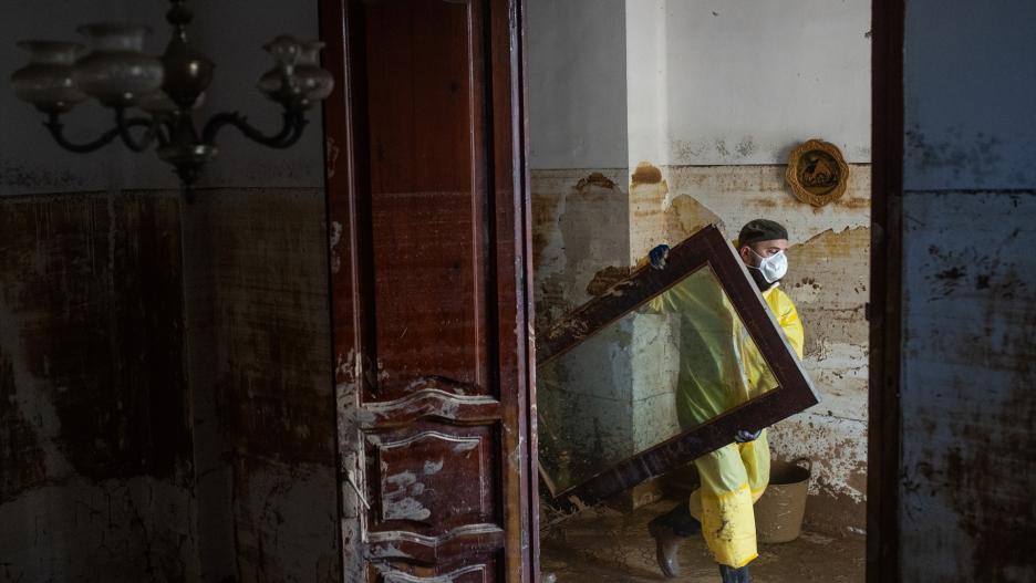 Un voluntario limpia la casa de un hombre que se encuentra ingresado, a 7 de noviembre de 2024, en Massanassa, Valencia, Comunidad Valenciana (España). El día que la gota fría llegó a Valencia, el propietario de la casa se subió al altillo de la vivienda para protegerse del agua debido que a la parte de abajo se destruyó. Tras dos días incomunicado, una tía escuchó sus gritos y pudieron rescatarle. Ahora, se encuentra ingresado en el hospital con problemas de movilidad y circulación. El Boletín Oficial del Estado (BOE) ha publicado hoy la declaración de zona gravemente afectada por una emergencia de Protección Civil en el territorio afectado por la DANA en la Comunitat Valenciana, Castilla-La Mancha, Andalucía, Baleares, Cataluña y Aragón. Esta declaración viene acompañada de un paquete de medidas valorado en 10.600 millones de euros destinado a paliar los efectos de la DANA. Según cifras oficiales, solo en la provincia de Valencia, la zona más castigada por la gota fría, hay por el momento 199 muertos y 93 desaparecidos.

Alejandro Martínez Vélez / Europa Press
07 NOVIEMBRE 2024;VALENCIA;DANA
07/11/2024