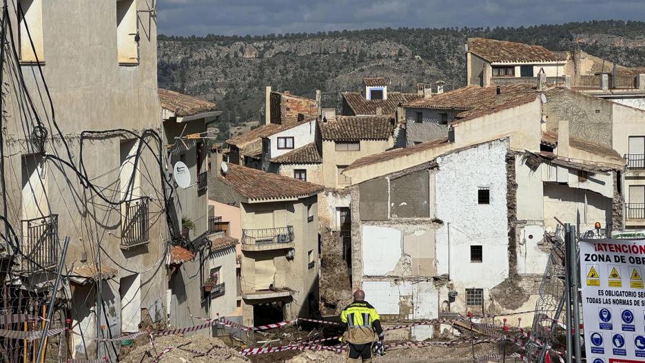 Continúan las labores de limpieza en Letur, este jueves.