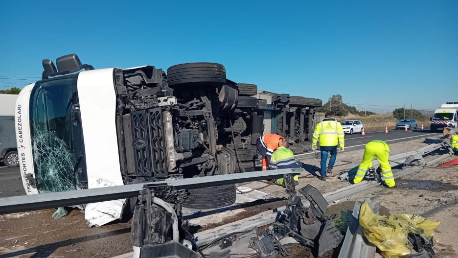 El camión accidentado en la A-4.