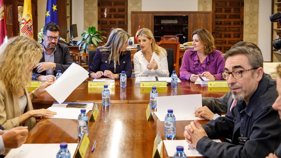 La vicepresidenta tercera y ministra de Trabajo, Yolanda Díaz, se ha reunido con agentes sociales y Gobierno regional en Toledo.