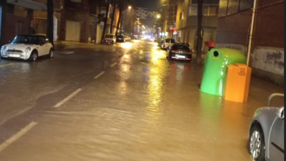 Lluvia en Benicarló, donde el Ayuntamiento pide precaución en el núcleo urbano.