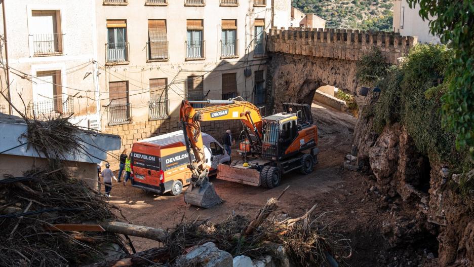 (Foto de ARCHIVO)
Vecinos y servicios de emergencia en la zona de las Ramblas de Letur, a 5 de noviembre de 2024, en Letur, Albacete, Castilla-La Mancha (España). El Servicio de Atención y Coordinación de Urgencias y Emergencias 112 de Castilla-La Mancha ha confirmado el hallazgo de restos humanos en la zona de Las Ramblas de Letur, donde se buscan a cinco personas tras la riada que devastó parte del municipio albaceteño hace una semana.

Víctor Fernández / Europa Press
05/11/2024