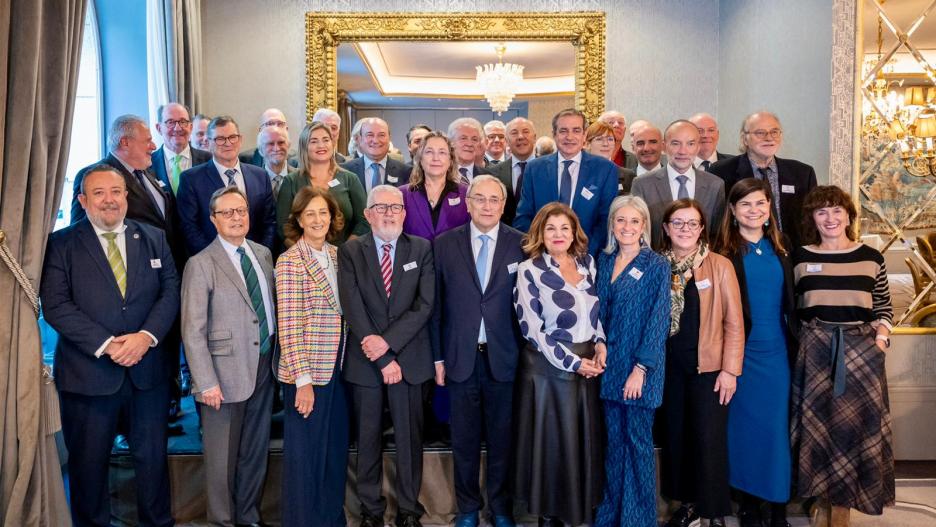 Foto de familia de la reunión que ha conmemorado los 35 años de vida de Forta.