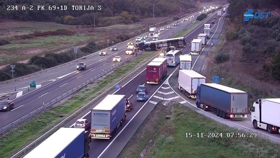 El camión ha quedado cruzado en la autovía.