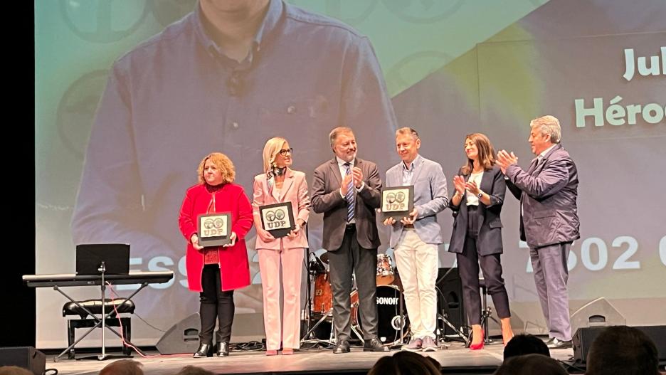 Momento en el que Julián Cano recoge el premio de la Unión Democrática de Pensionistas y Jubilados de Cuenca al programa "Héroes Anónimos" en nombre del equipo.