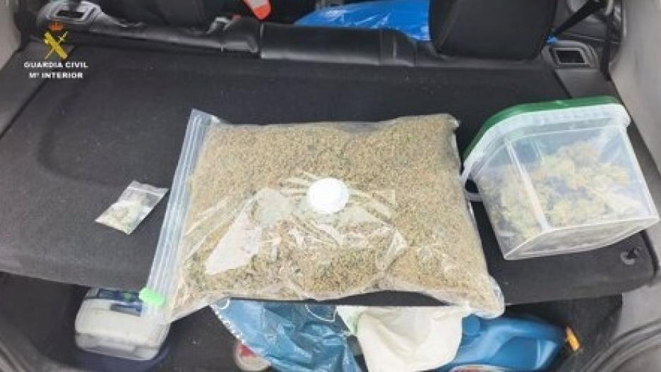 Detenido un vecino de Madrid cuando transportaba un kilo de marihuana en su vehículo en Uceda (Guadalajara)

REMITIDA / HANDOUT por GUARDIA CIVIL
Fotografía remitida a medios de comunicación exclusivamente para ilustrar la noticia a la que hace referencia la imagen, y citando la procedencia de la imagen en la firma
16/11/2024