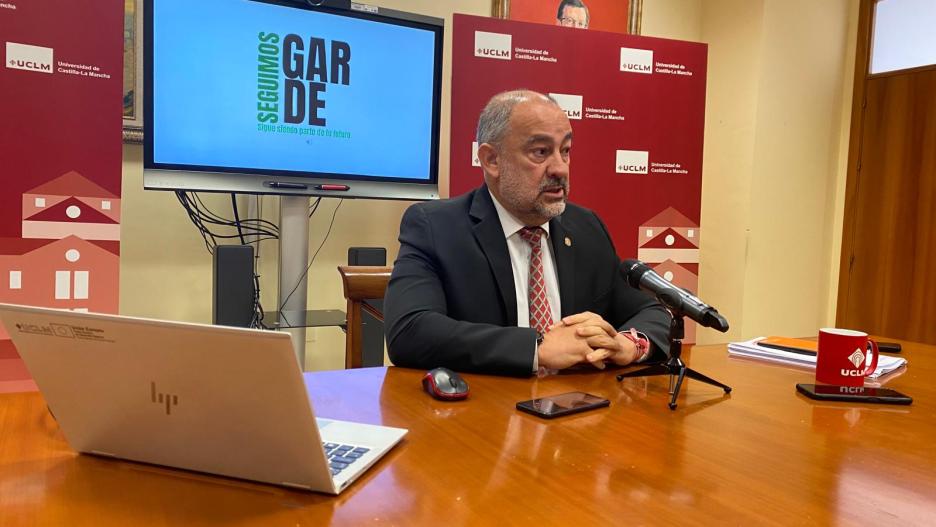 El actual rector y único candidato a las elecciones de la UCLM, Julián Garde, ha presentado su programa electoral.