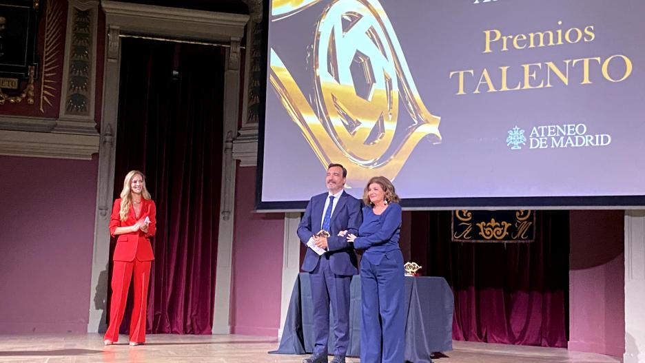 Jesús Sánchez en el momento de recoger su premio junto a Carmen Amores, Directora General de Castilla-La Mancha Media.