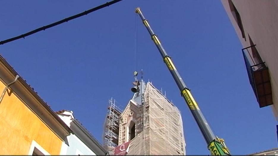 Colocación de una de las campanas de la iglesia del Salvador en Cuenca