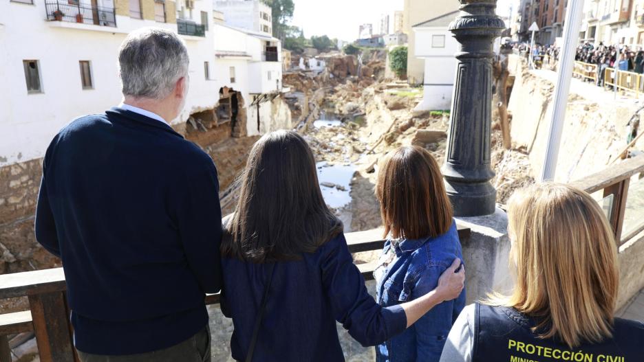 Los reyes, Felipe y Letizia, y la alcaldesa de Chiva, Amparo Fort, observan los destrozos que la DANA causó durante su visita a la localidad valenciana, este martes.