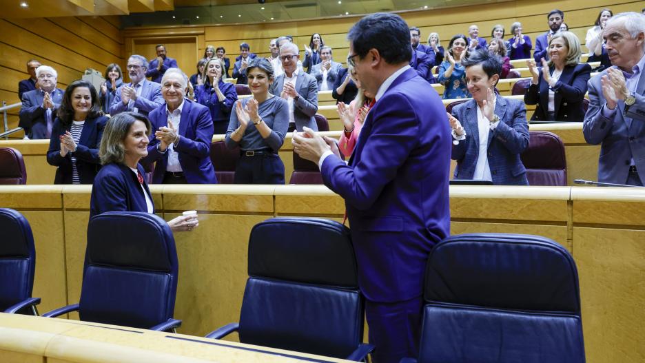 Reciben con un aplauso a Teresa Ribera en el Senado