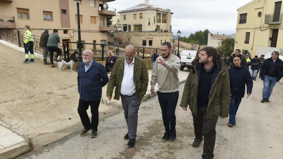 (Foto de ARCHIVO)
(I-D) El presidente de la diputación de Albacete, Pedro Antonio Ruiz Santos, el vicepresidente de Castilla-La Mancha, José Luis Martínez Guijarro, el Delegado Provincial de Hacienda, Administraciones Públicas y Transformación Digital en Albacete, Sergio Marín y el consejero de Fomento de Castilla-La Mancha, Nacho Hernando, durante la reunión para presentar el Plan Letur (2024-2028), a 4 de noviembre de 2024, en Letur, Albacete (España). Los representantes del gobierno de Castilla-La Mancha se han reunido para poner en marcha el plan de reconstrucción de la localidad albaceteña de Letur por las consecuencias producidas por la DANA, Esta comisión estará formada por representantes del Gobierno de España, la Junta de Castilla-La Mancha, la Diputación Provincial de Albacete y el Ayuntamiento de Letur.

Víctor Fernández / Europa Press
04/11/2024