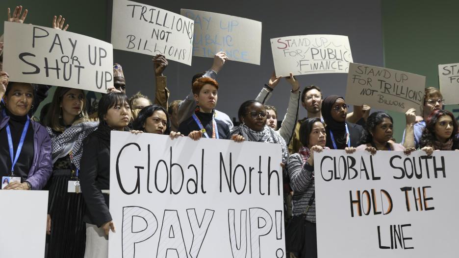 Baku (Azerbaijan), 23/11/2024.- Activistas climáticos durante una protesta en la Conferencia de las Naciones Unidas sobre Cambio Climático (COP29)