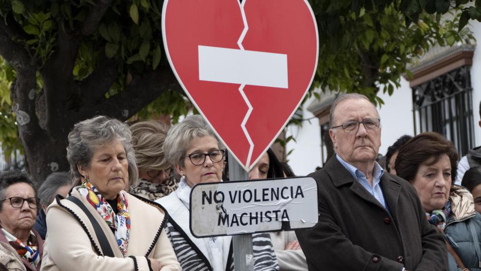 Minuto de silencio que se ha guardado en las puertas del Ayuntamiento de Estepa erste domingo, por respeto a la nueva víctima de violencia de género, Celeste. Los minutos han estados presidido por el Subdelegado del Gobierno, Francisco Toscano y el alcalde de la localidad sevillana, Antonio Jesús Muñoz. EFE/David Arjona