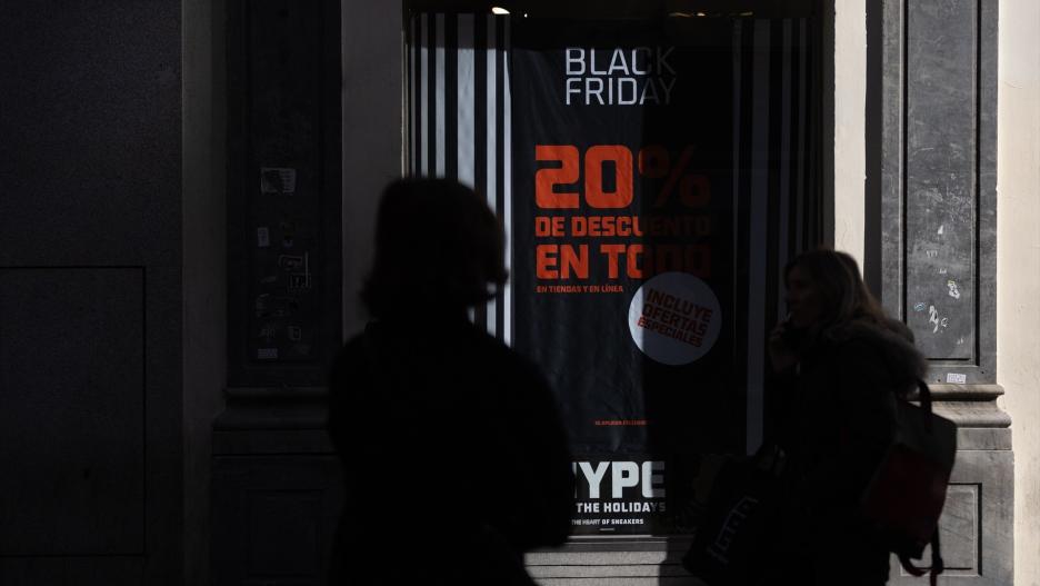 Un escaparate avisa de los descuentos durante Black Friday.