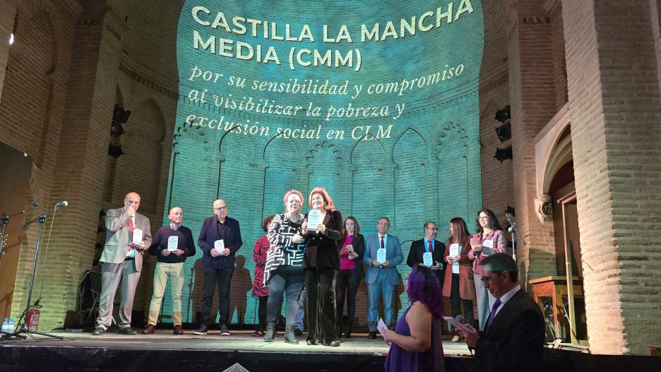 Momento en el que Carmen Amores, directora general de CMM, recoge el reconocimiento por su labor a la hora de informar y visibilizar la pobreza y exclusión social.