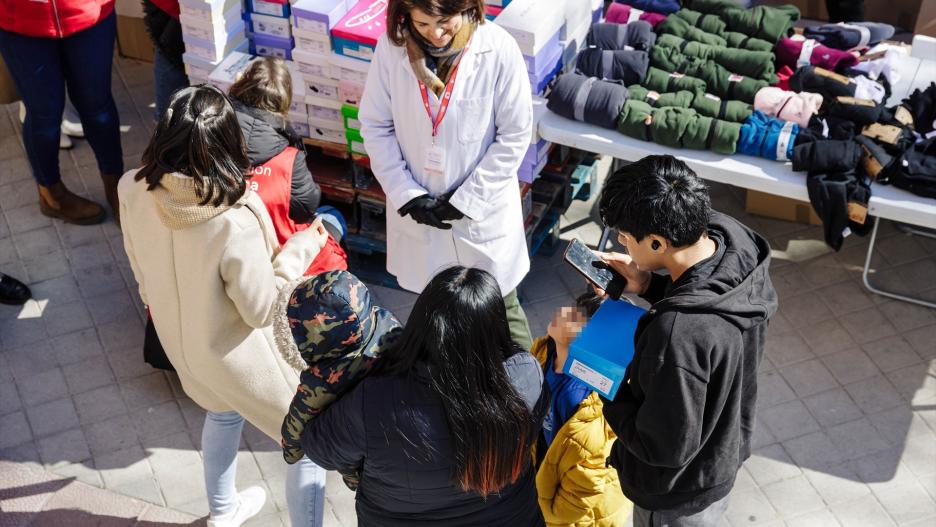 (Foto de ARCHIVO)
Una familia frente a un puesto con ropa durante la entrega de ropa de abrigo y zapatos nuevos a niños vulnerables, a 24 de febrero de 2023, en Madrid (España). Más de 200 niños de las ‘colas del hambre’, de diferentes nacionalidades, entre los que se encuentran ucranianos, han recibido por parte de la Fundación Madrina ropa de abrigo y zapatos. Esta donación está enmarcada en la campaña de invierno ‘Niños sin frío’.

Carlos Luján / Europa Press
24 FEBRERO 2023;MADRID;FUNDACIÓN MADRINA;ZAPATOS Y ROPA DE ABRIGO;PIXELADA
24/2/2023