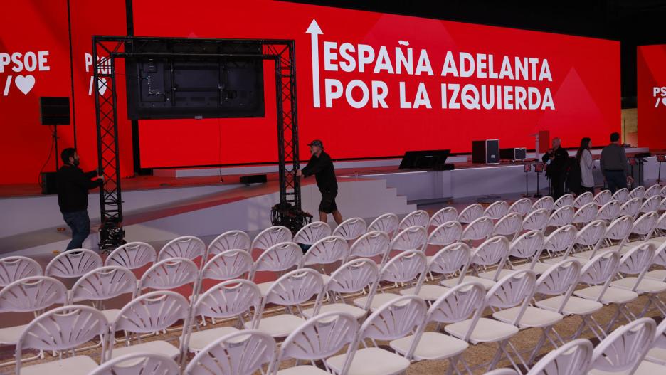 GRAFAND5268. SEVILLA, 29/11/2024.- Preparativos en las instalaciones donde se va a celebrar el 41 Congreso Federal del PSOE este fin de semana en Sevilla y que aborda en sus prolegómenos la visita a las instalaciones de la vicesecretaria general, María Jesús Montero, una primera charla a cargo de la ministra de Vivienda y Agenda Urbana, Isabel Rodríguez, y la entrega de los premios Rosa Manzano, con José Luis Rodríguez Zapatero entre los galardonados, este viernes en la capital hispalense. EFE/Julio Muñoz