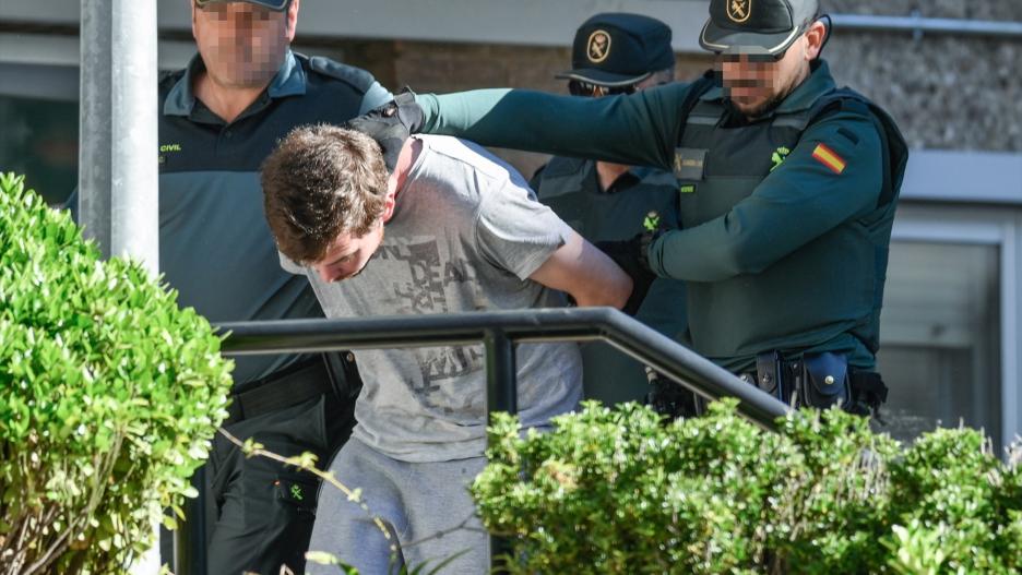 (Foto de ARCHIVO)
Uno de los detenidos por el crimen de Chiloeches sale de la comandancia de la Guardia Civil de Guadalajara para pasar a disposición judicial, a 16 de abril de 2024, en Guadalajara, Castilla-La Mancha (España). Los tres detenidos por el crimen de Chiloeches, el presunto autor material de los hechos y otros dos arrestados, que han sido acusados de encubrimiento, han pasado hoy a disposición judicial. Estas personas fueron detenidas tras la aparición de tres cadáveres con signos de violencia, de un matrimonio y la hija de ambos, de 22 años, la madrugada de este sábado, 13 de abril, en una vivienda de la urbanización Medina Azahara de la localidad de Chiloeches.

Rafael Martín / Europa Press
16/4/2024