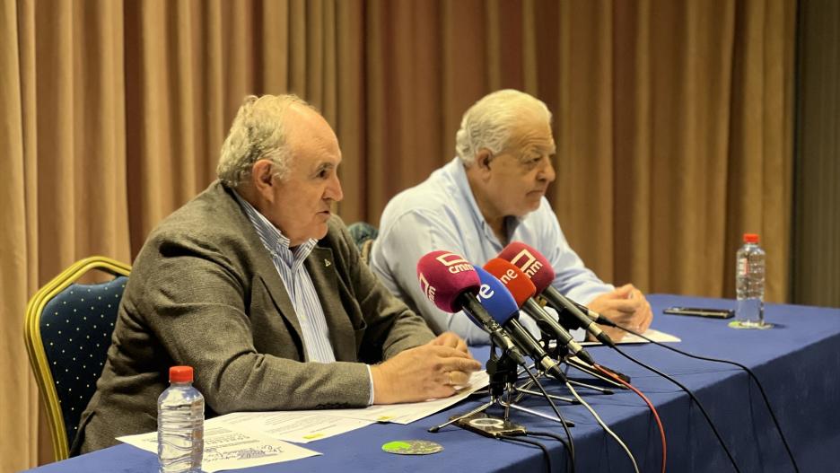 El presidente y el vicepresidente de Asaja C-LM, José María Fresneda y Pedro Alcolea.

REMITIDA / HANDOUT por ASAJA
Fotografía remitida a medios de comunicación exclusivamente para ilustrar la noticia a la que hace referencia la imagen, y citando la procedencia de la imagen en la firma
29/11/2024