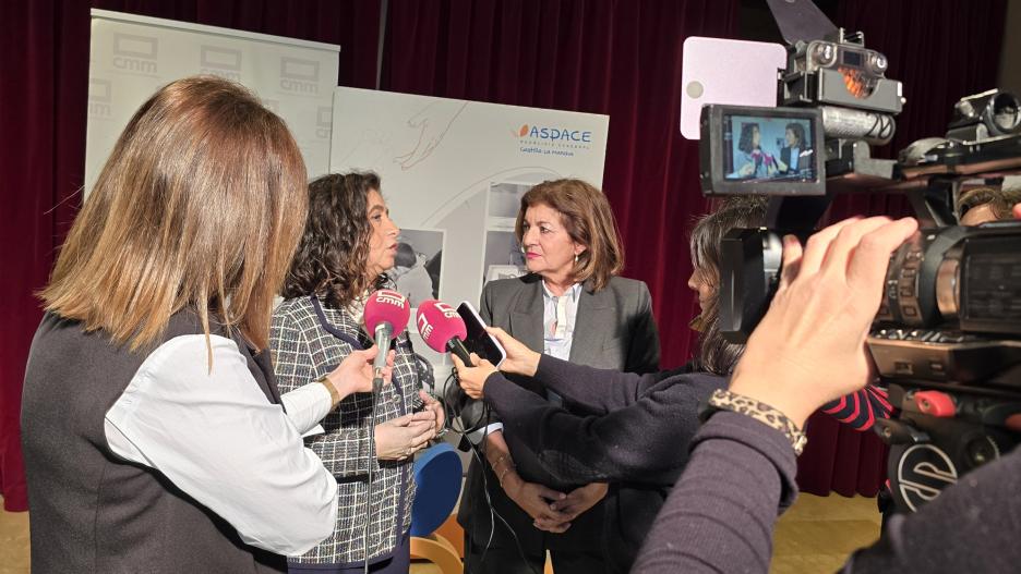 Carmen Amores, Directora General de CMM, escucha atentamente a Dolores Serrano, Presidenta ASPACE, durante el encuentro que ambas han mantenido.